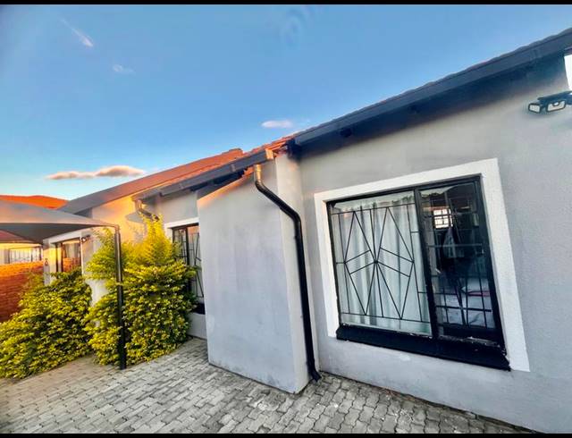 2 BEDROOM HOUSE FOR SALE IN PHILLIP NEL PARK